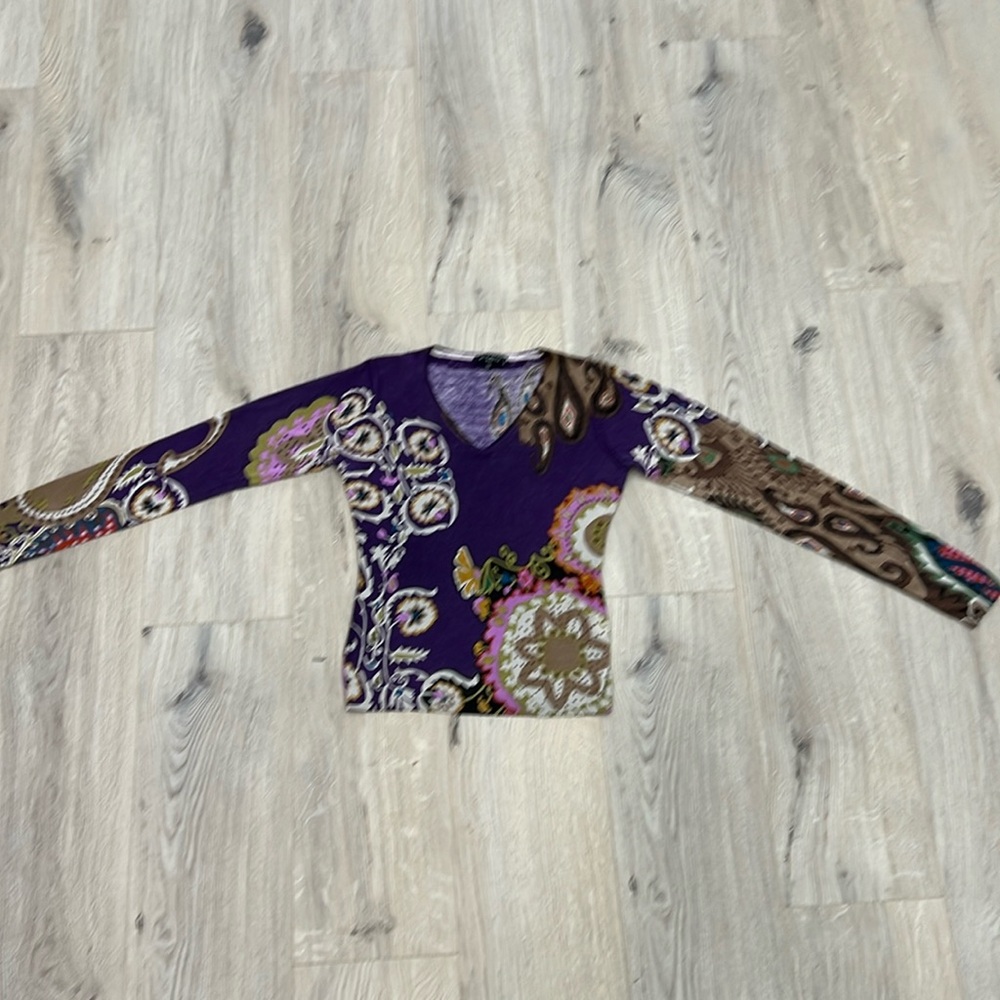 ETRO V- neck sweater. 70% sets 30% cashmere. In great condition. Size xs. Used.